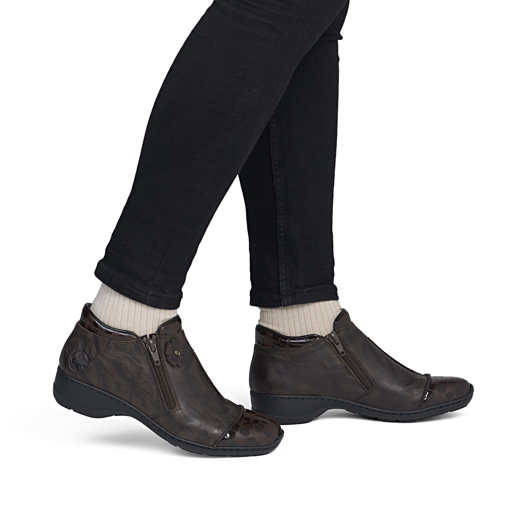 Dunkelbraune Rieker Damen Kurzstiefel 58388-26 aus Glattleder. Schuh am Fuß.