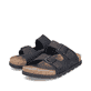 Schwarze Rieker Herren Pantoletten 21190-00 mit Schnallen sowie der Extraweite H. Schuhpaar seitlich schräg.