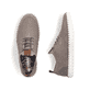 Beige Rieker Herren Slipper B2953-64 mit einem Gummizug sowie Komfortweite G 1/2. Schuh von oben, liegend.