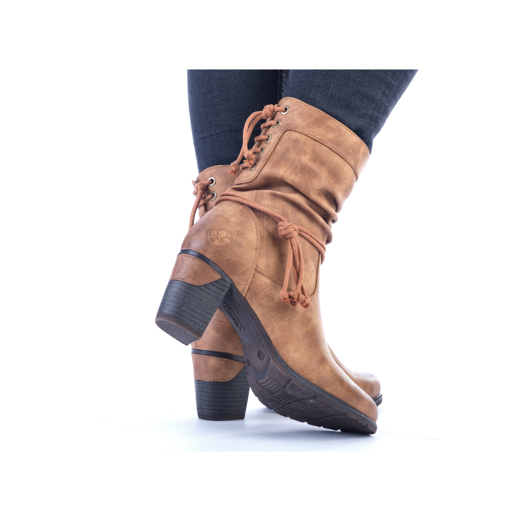 Zimtbraune Rieker Damen Stiefeletten 96073-22 mit einer Profilsohle mit Blockabsatz. Schuh am Fuß