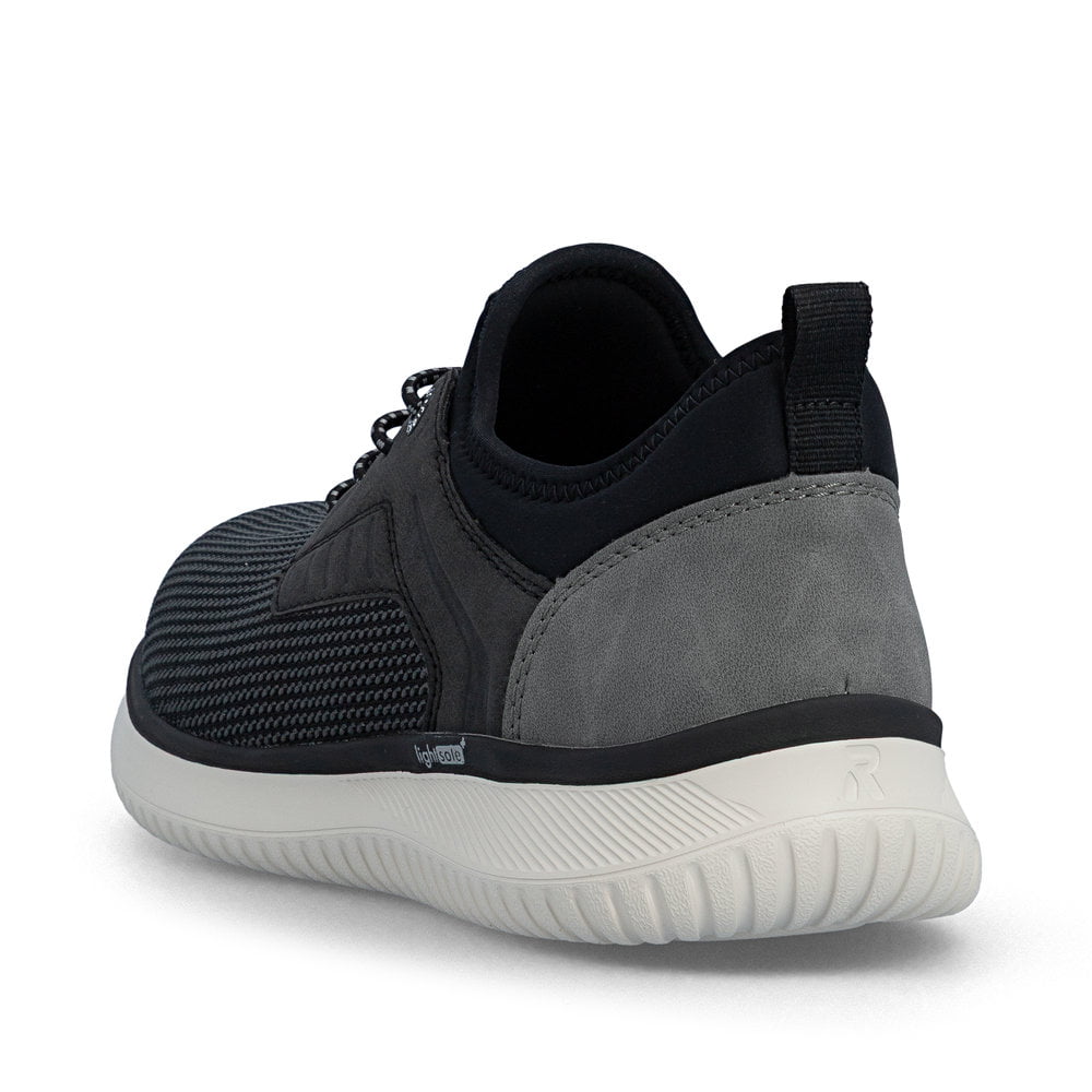 Schwarze Rieker Herren Slipper B9651-00 mit einem Gummizug sowie Komfortweite G. Schuh von hinten.