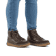 Dunkelbraune Rieker Damen Schnürstiefel 74234-25 mit modernen Ziernähten. Schuh am Fuß.