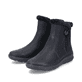 
Tiefschwarze Rieker Damen Kurzstiefel Z0070-00 mit einer robusten Profilsohle. Schuh seitlich schräg
