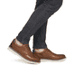 Chaussures à lacets Rieker marron pour hommes 04503-24 en cuir lisse. Chaussure au pied.