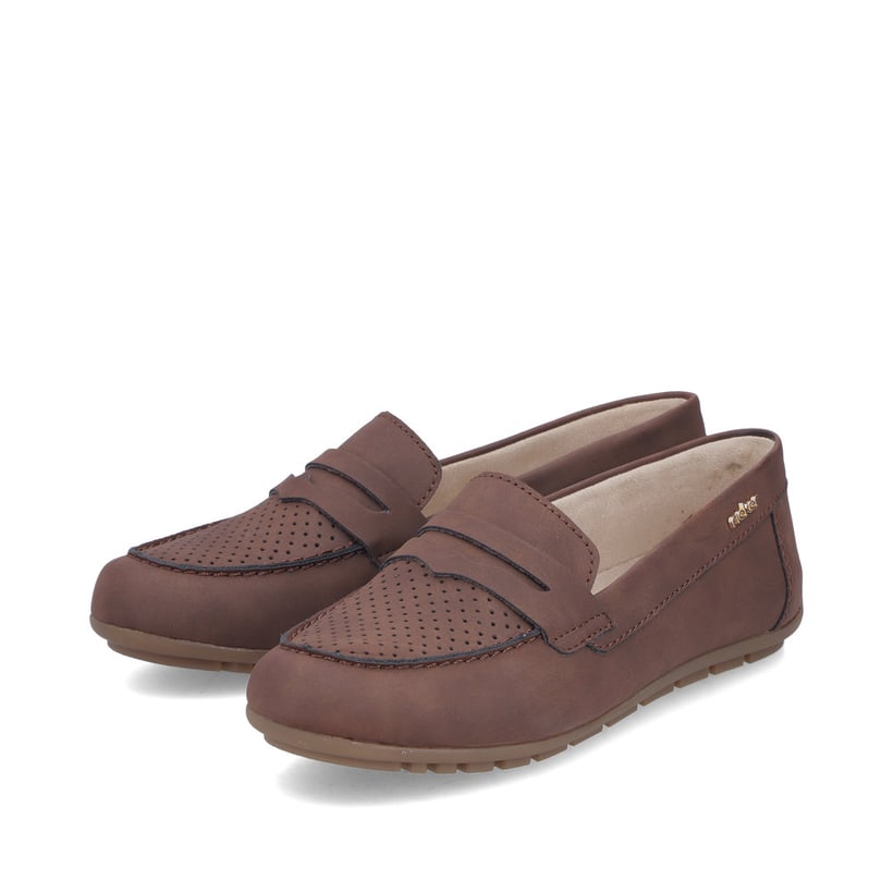 Braune Rieker Damen Loafer 43862-24 mit einer herausnehmbaren Einlegesohle. Schuhpaar seitlich schräg.