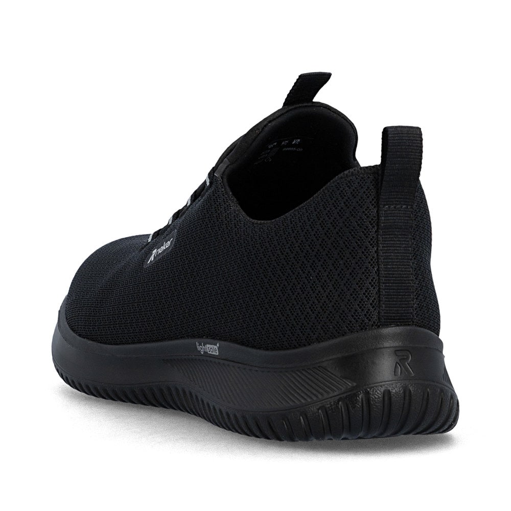 Schwarze Rieker Herren Slipper B9655-00 mit einem Gummizug sowie Komfortweite G. Schuh von hinten.