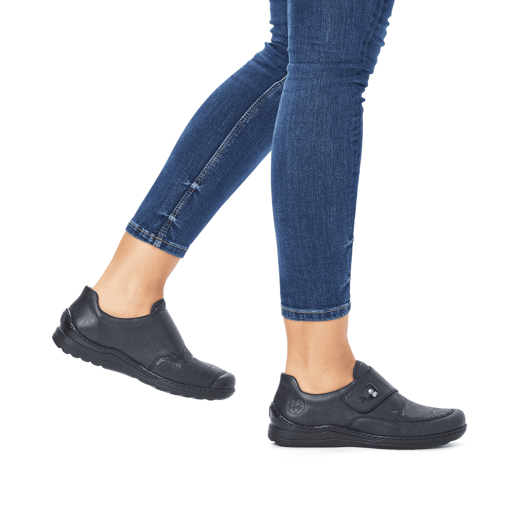 Mocassins Rieker bleus pour femmes 48951-14 avec fermeture velcro. Chaussure au pied.