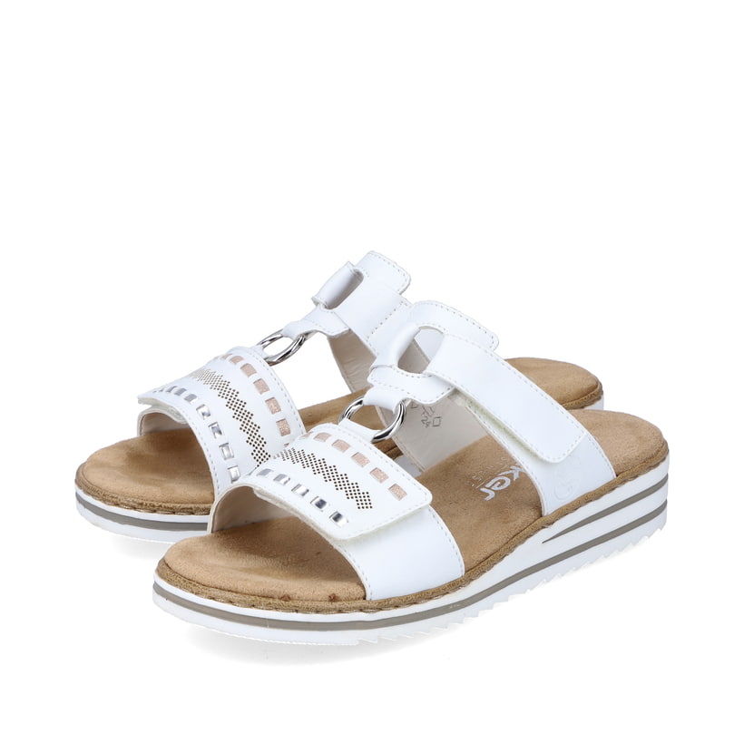 Kristallweiße Rieker Damen Pantoletten V0636-80 mit einem Klettverschluss. Schuhpaar seitlich schräg.
