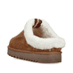 Hellbraune Rieker Damen Clogs 99890-24 mit Fellschaftrand sowie Komfortweite G. Schuh von hinten.