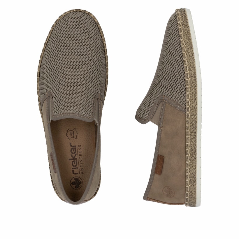 Beige Rieker Herren Slipper B5265-65 mit einem Gummizug sowie Komfortweite G 1/2. Schuh von oben, liegend.