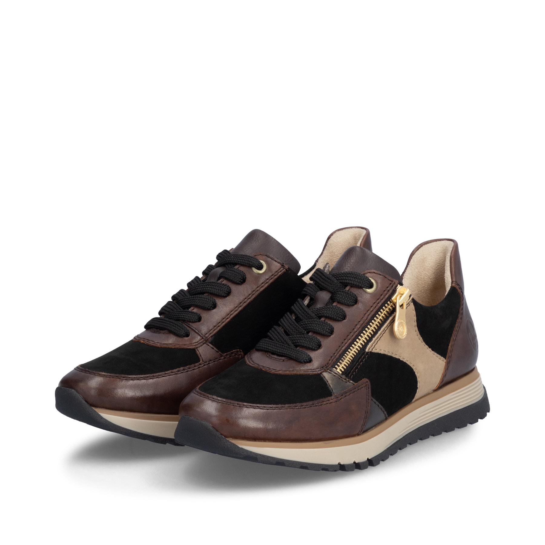 Braune Rieker Damen Sneaker Low 49010-25 aus Rauleder. Schuhpaar seitlich schräg.