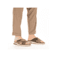 Braune Rieker Herren Pantoletten 25283-25 mit einem Klettverschluss. Schuh am Fuß.