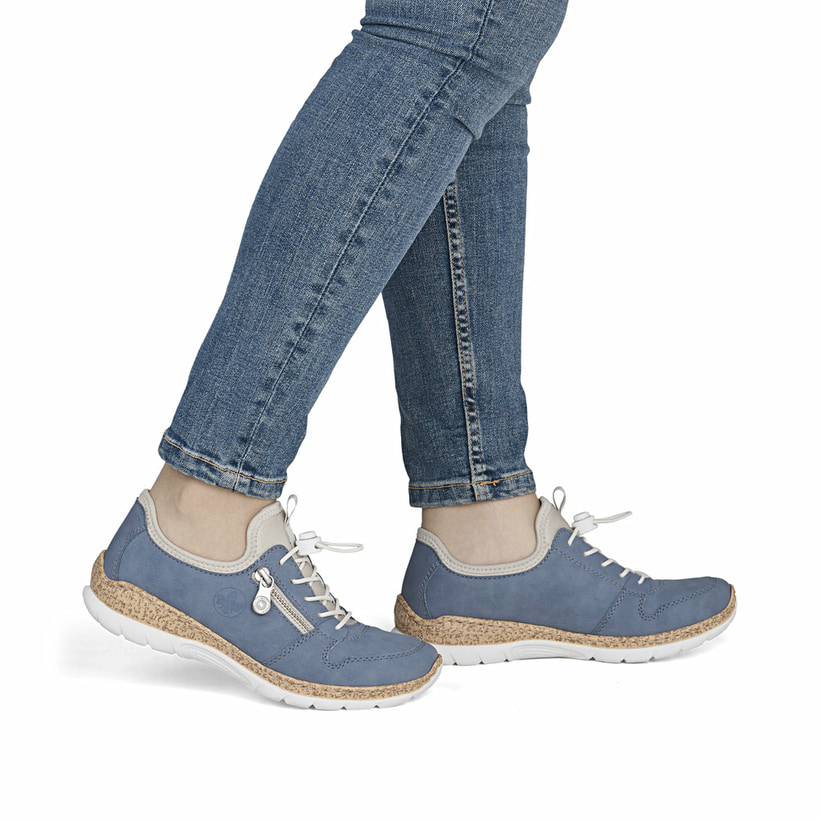 Blaue Rieker Damen Slipper N42G0-14 mit Deko-Reißverschluss sowie einem Gummizug. Schuh am Fuß.