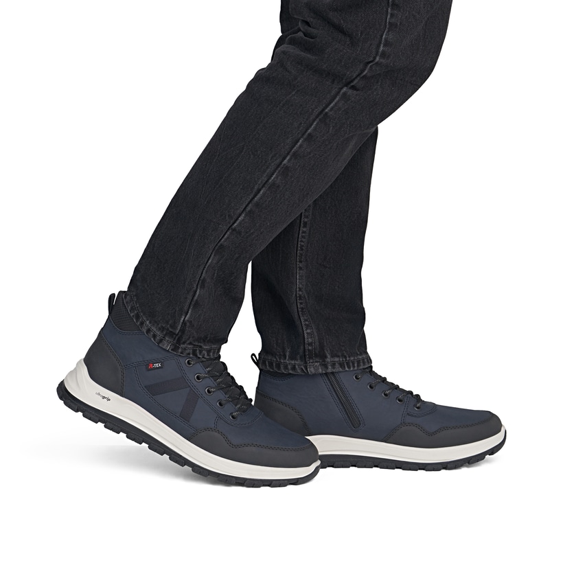 Dunkelblau-schwarze Rieker Herren Schnürstiefel B8120-14 mit Reißverschluss. Schuh am Fuß.