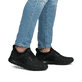 Schwarze Rieker Herren Slipper B1053-00 mit Rieker Air Sohlenfenster. Schuh am Fuß.