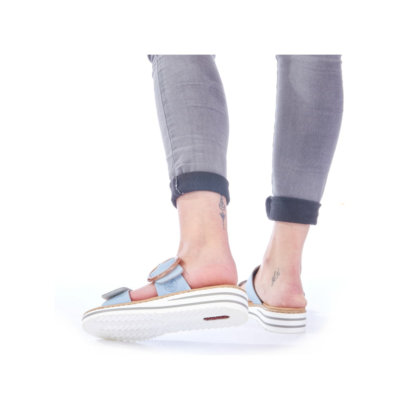 Blaue Rieker Damen Pantoletten V0692-10 mit trendigen Schnalle. Schuh am Fuß.