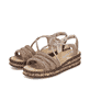 Braune Rieker Keilsandaletten 62977-90 mit Strasssteinen sowie einem Gummizug. Schuhpaar seitlich schräg.
