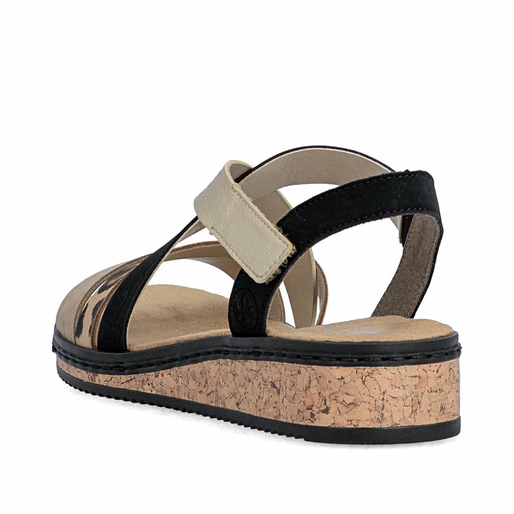 Mehrfarbige Rieker Keilsandaletten V3663-92 mit einem Klettverschluss. Schuh von hinten.