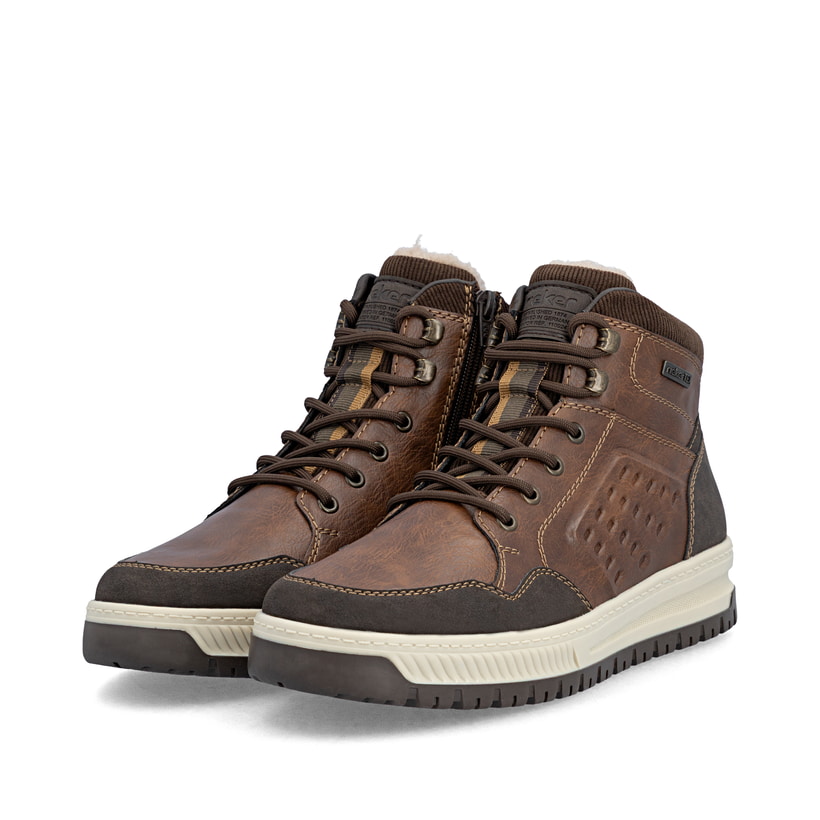 Braune Rieker Herren Schnürstiefel 38504-25 mit wasserabweisender TEX-Membran. Schuhpaar seitlich schräg.