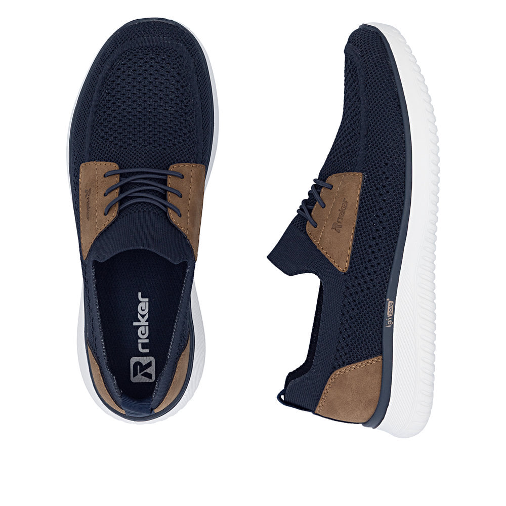 Blaue Rieker Herren Slipper B9656-14 mit einem Gummizug sowie Komfortweite G 1/2. Schuh von oben, liegend.