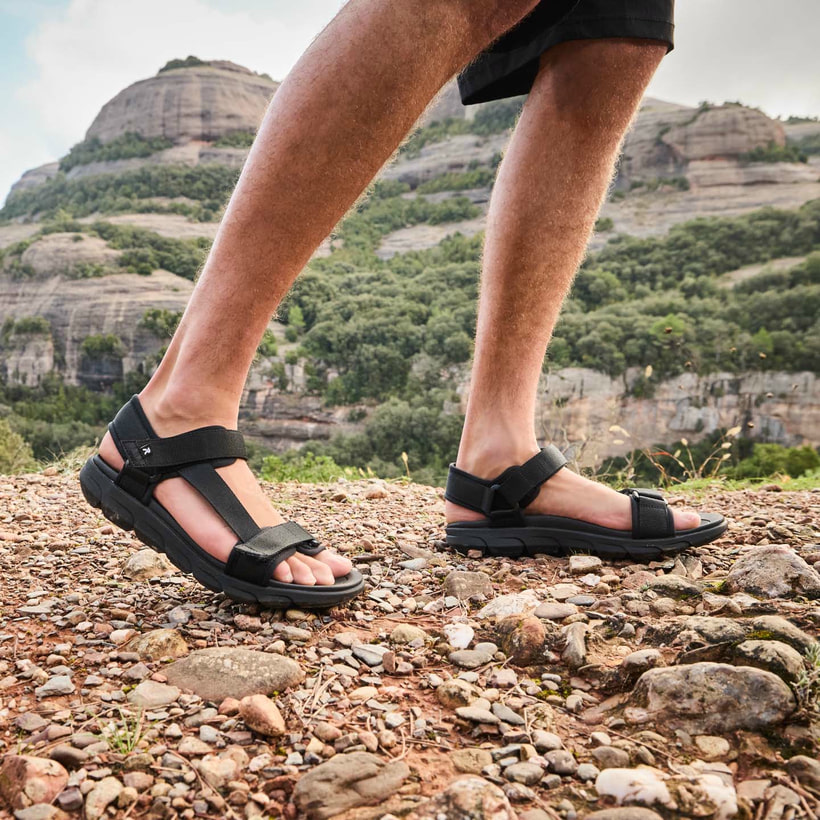 Schwarze waschbare Rieker Herren Trekkingsandalen 20850-00 mit Klettverschluss. Schuh am Model.