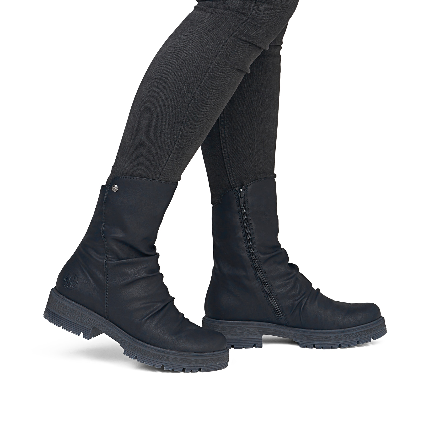 Schwarze Rieker Damen Kurzstiefel 75851-00 mit modischer Faltenoptik. Schuh am Fuß.