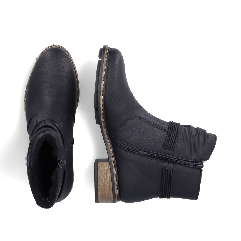Schwarze Rieker Damen Stiefeletten 77263-00 mit dekorativer Kordel. Schuh von oben, liegend.