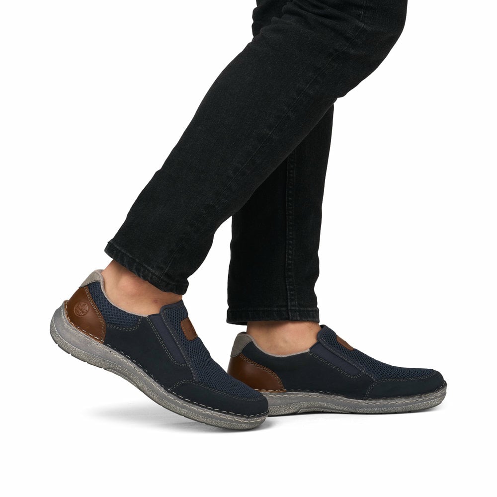 Blaue Rieker Herren Slipper 03053-14 mit einem Gummizug sowie der Extraweite H. Schuh am Fuß.