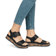Schwarze Rieker Damen Riemchensandalen W0800-00 mit trendigen Schnalle. Schuh am Fuß.