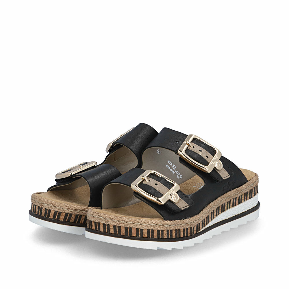 Schwarze Rieker Damen Pantoletten V7955-00 mit trendigen Schnalle. Schuhpaar seitlich schräg.