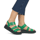 Grüne Rieker Damen Riemchensandalen W1650-52 mit ultra leichter Sohle. Schuh am Fuß.