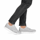 Graue Rieker Herren Sneaker Low 09100-40 mit Schnürung sowie abgesetztem Logo. Schuh am Fuß.