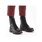 Asphaltschwarze Rieker Damen Biker Boots 72647-00 mit einem Reißverschluss. Schuh am Fuß.