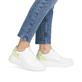 Weiße Rieker Damen Sneaker Low W2300-80 mit einer Schnürung. Schuh am Fuß.