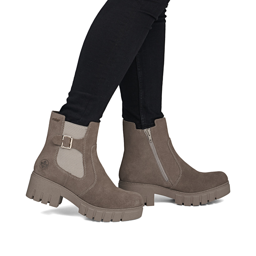 Beige Rieker Damen Chelsea Boots 74560-64 aus Rauleder mit einem Reißverschluss. Schuh am Fuß.