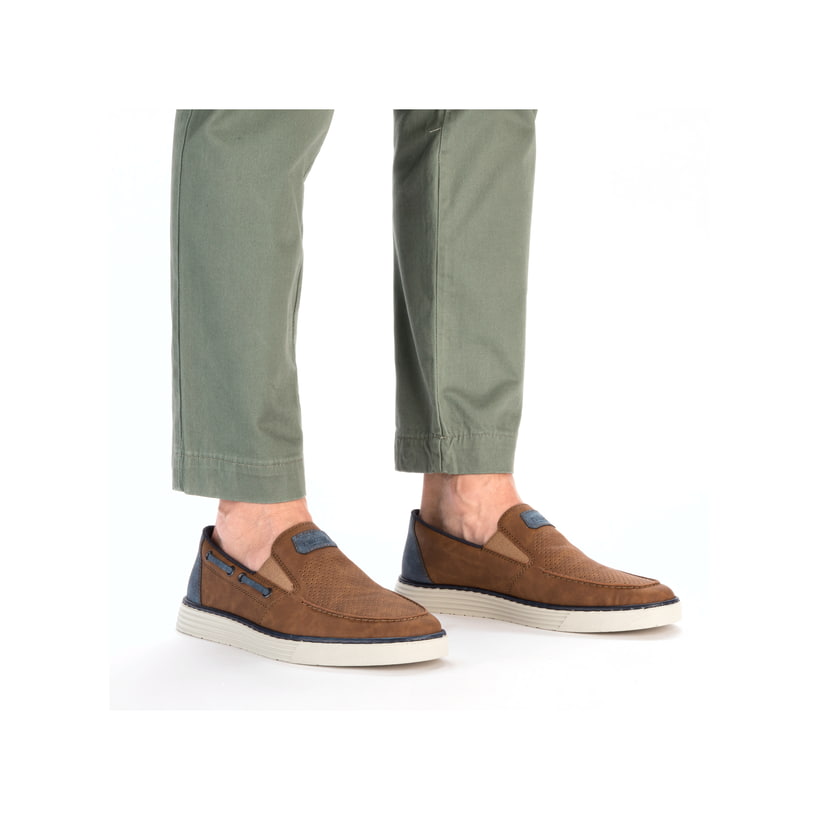 Mocassins marron Rieker pour hommes B2264-24avec une couture moderne et un élastique. Chaussure au pied.