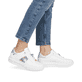 Weiße Rieker Damen Sneaker Low W1202-83 mit einer Schnürung. Schuh am Fuß.