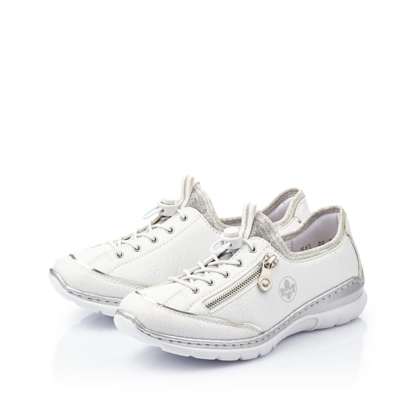 Weiße Rieker Damen Slipper L32P2-80 mit einer Gummischnürung. Schuh Außenseite gespiegelt.