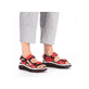 Rote Rieker Damen Trekkingsandalen 64074-33 mit einer ultra leichten Sohle. Schuh am Fuß.