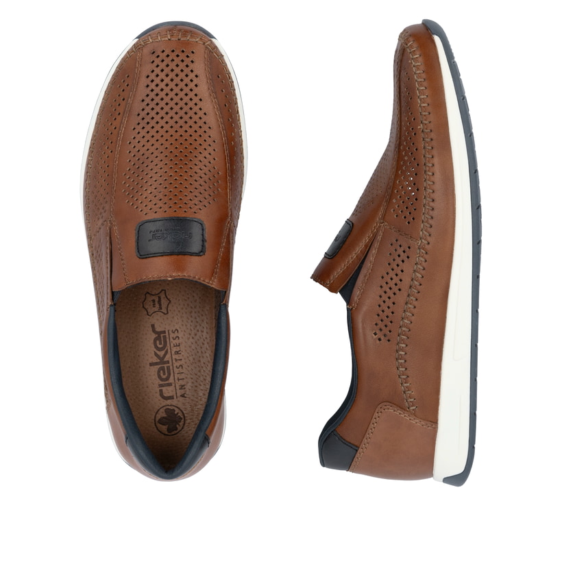 Braune Rieker Herren Slipper 11950-25 mit Gummizug sowie der Komfortweite G 1/2. Schuh von oben, liegend.