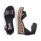 Schwarze Rieker Keilsandaletten 68194-00 mit trendiger Schnalle. Schuh von oben, liegend.