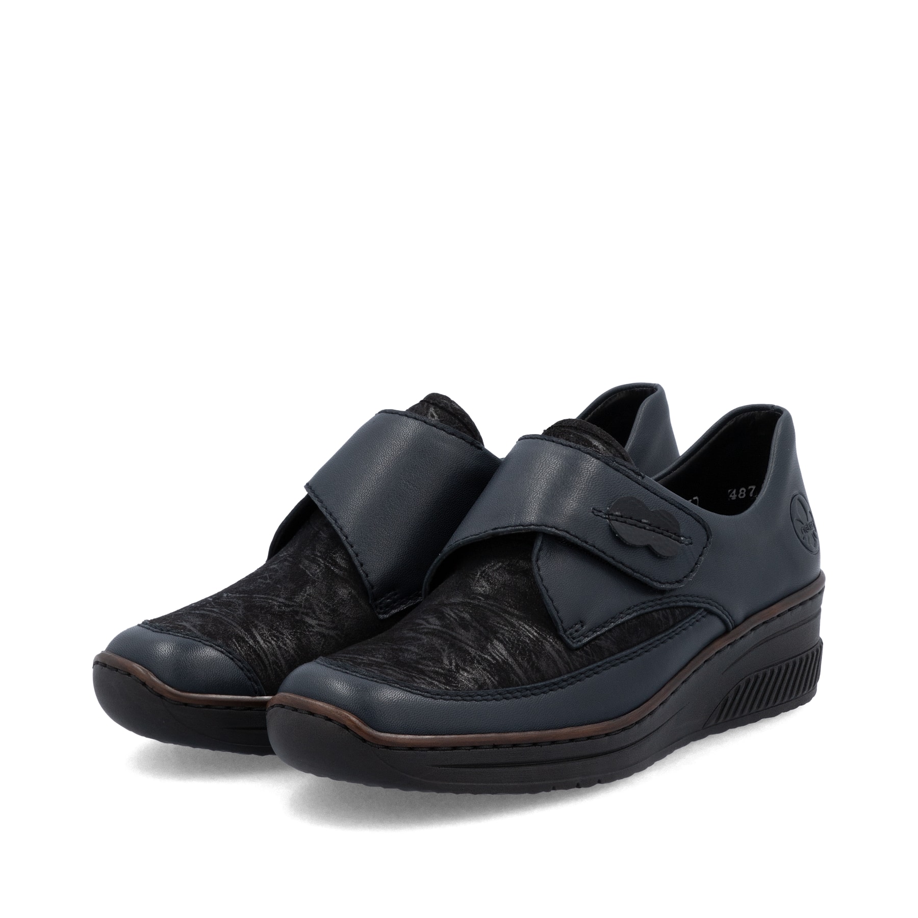 Blaue Rieker Damen Slipper 487C0-15 aus Glattleder mit einem Klettverschluss. Schuhpaar seitlich schräg.