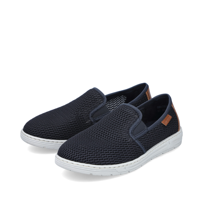 Blaue Rieker Herren Slipper 08676-14 mit einem Gummizug sowie der Extraweite H. Schuhpaar seitlich schräg.