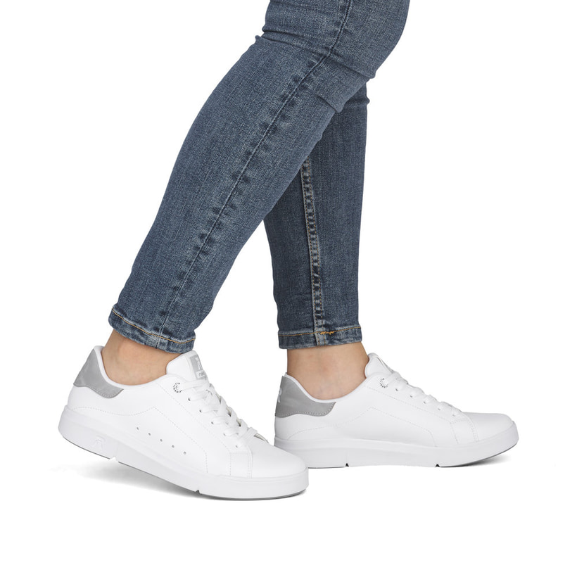 Baskets basses Rieker blanches pour femme 41902-80 avec lacets. Chaussure au pied.