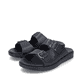 Tiefschwarze Rieker Herren Pantoletten 24290-00 mit einer Schnalle. Schuhpaar seitlich schräg.