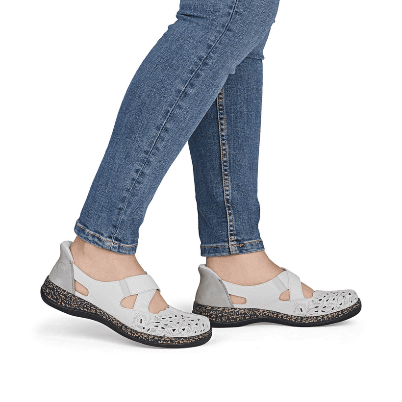 Ballerines Rieker blanches pour femme 46352-80 en cuir lisse. Chaussure au pied.