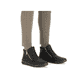 
Tiefschwarze Rieker Damen Slipper Z0051-01 mit einer robusten Profilsohle. Schuh am Fuß