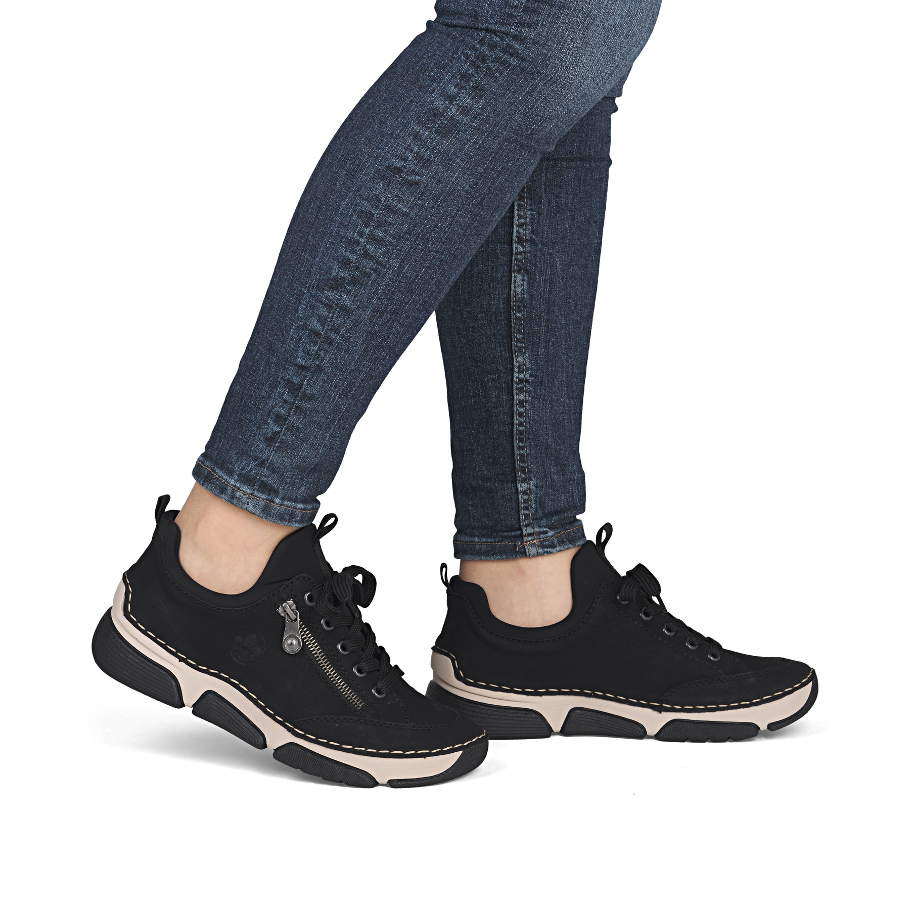 Mocassins Rieker noirs pour femme 45973-00 avec bande élastique. Chaussure au pied.