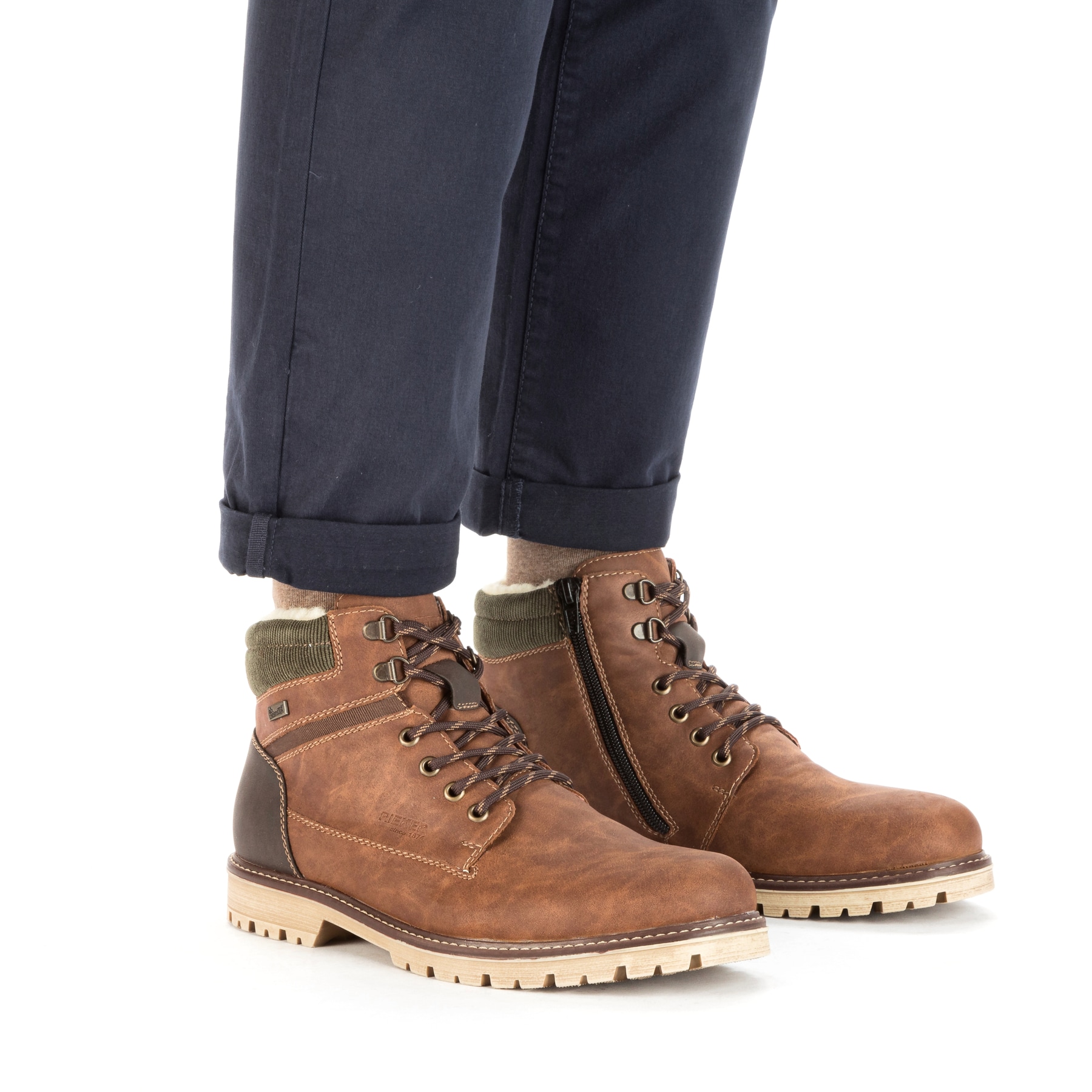 Braune Rieker Herren Schnürstiefel F3611-25 mit wasserabweisender TEX-Membran. Schuh am Fuß.