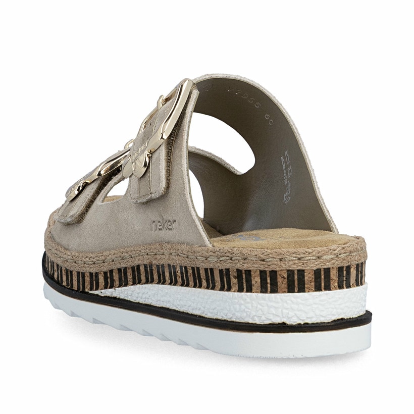 Beige Rieker Damen Pantoletten V7955-60 aus Rauleder mit trendiger Schnalle. Schuh von hinten.